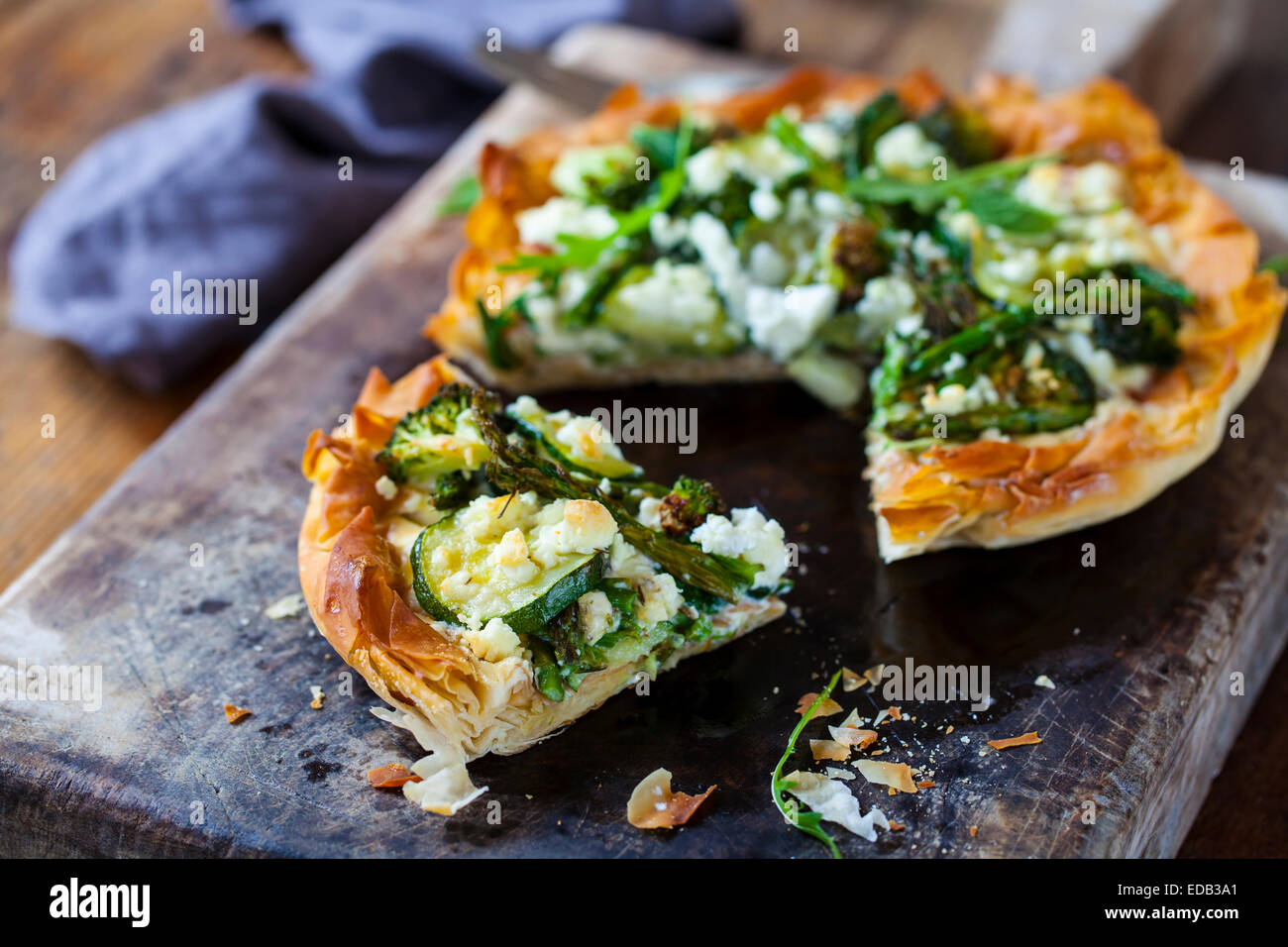 Filo-Teig-Pie mit Braten grüne Gemüse Stockfoto