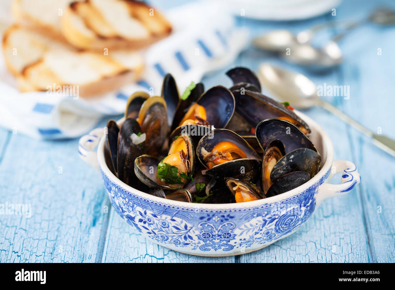 Schüssel mit gedämpfte Muscheln Stockfoto
