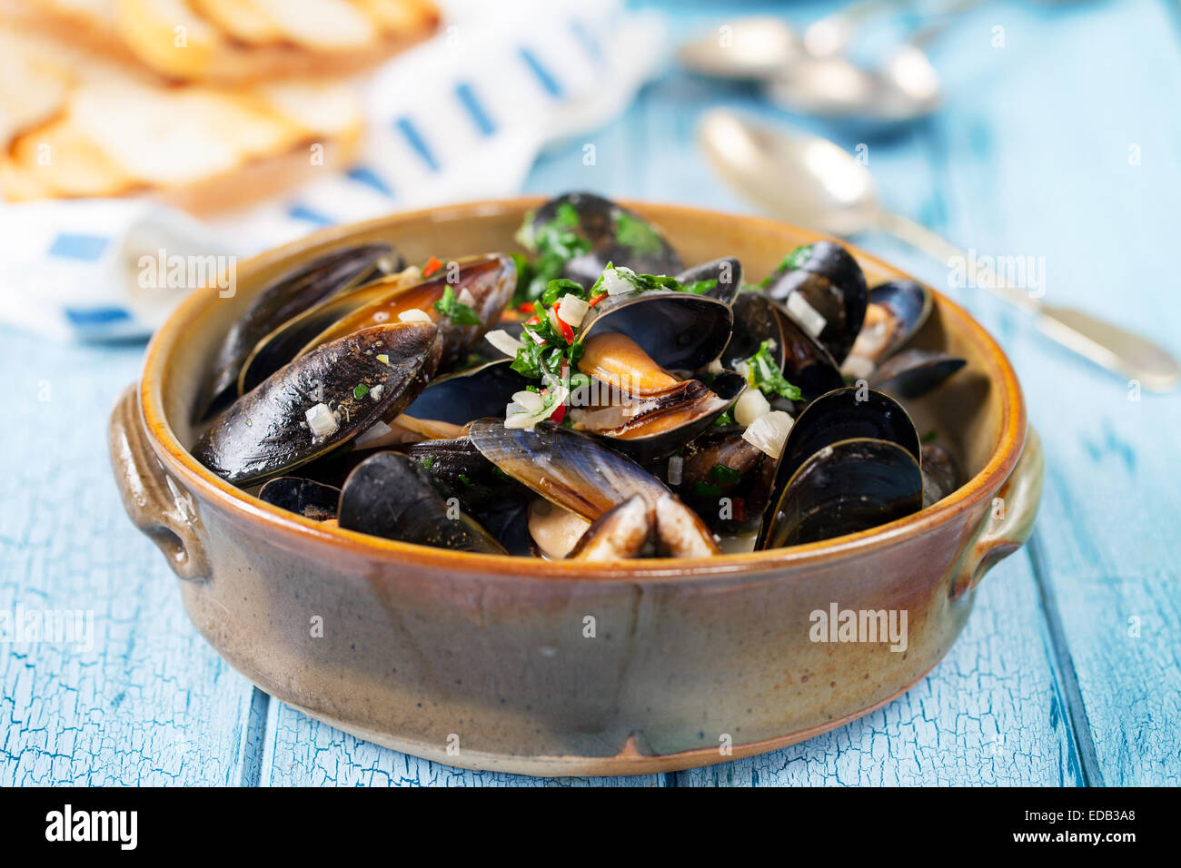 Schüssel mit gedämpfte Muscheln Stockfoto
