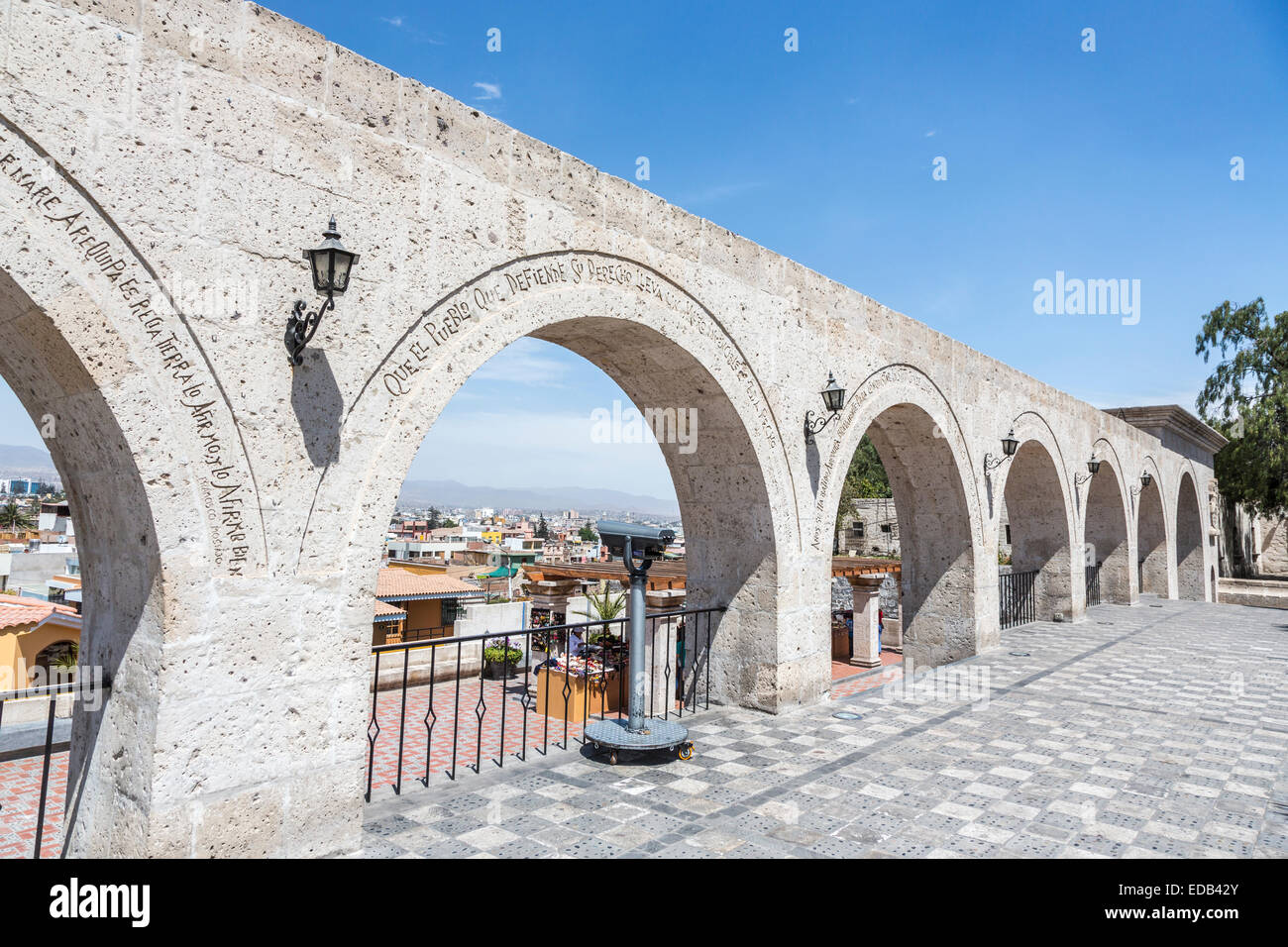 Bögen im El Mirador e Iglesia de Yanahuara, Arequipa, Peru, von sillar gebaut, eine weiße Vulkangestein, Aussicht an einem sonnigen Tag mit blauen Himmel Stockfoto