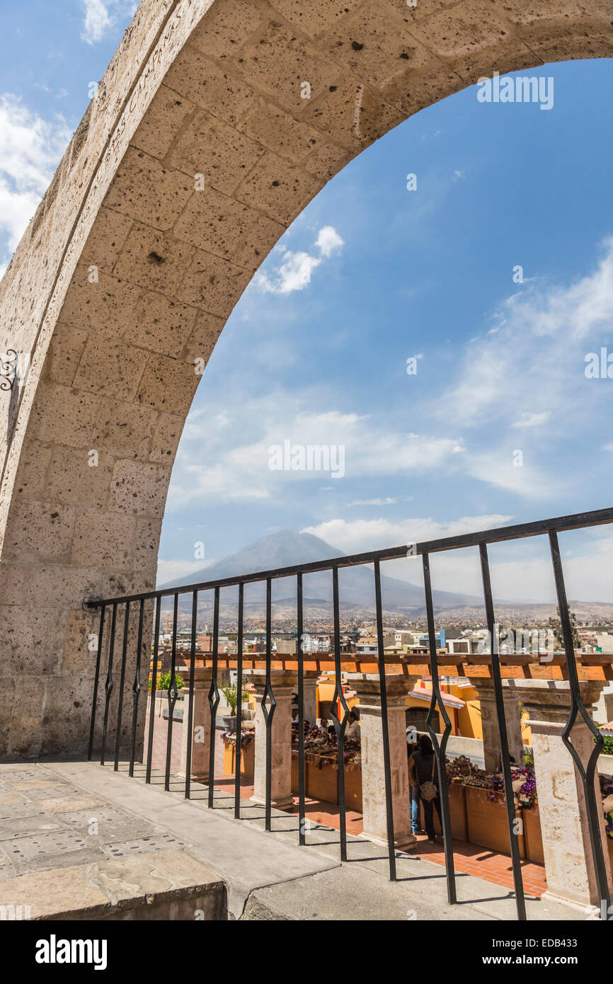 Bögen im El Mirador e Iglesia de Yanahuara, Arequipa, Peru, von sillar gebaut, eine weiße Vulkangestein, mit Blick auf den berühmten Vulkan El Misti Stockfoto