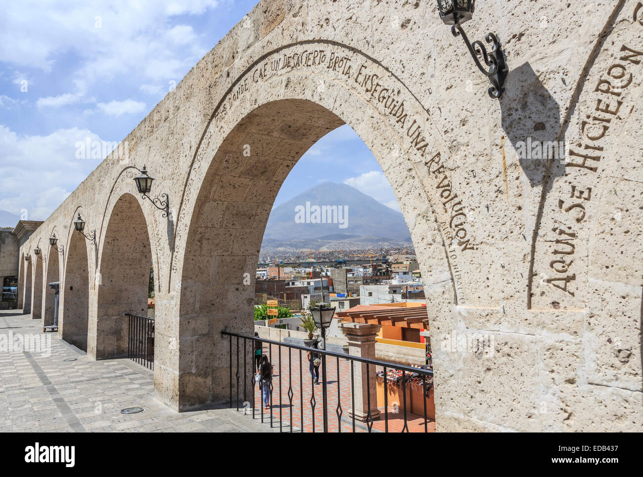 Bögen im El Mirador e Iglesia de Yanahuara, Arequipa, Peru, von sillar gebaut, eine weiße Vulkangestein, mit Blick auf den berühmten Vulkan El Misti Stockfoto