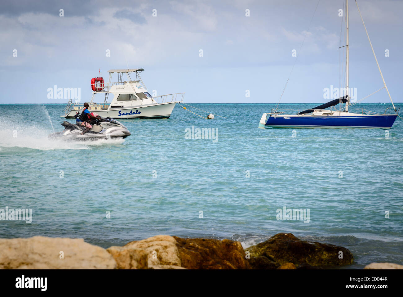 Jet-Ski und Sandalen Tauchboot, Dickenson Bay, St. John's, Antigua Stockfoto