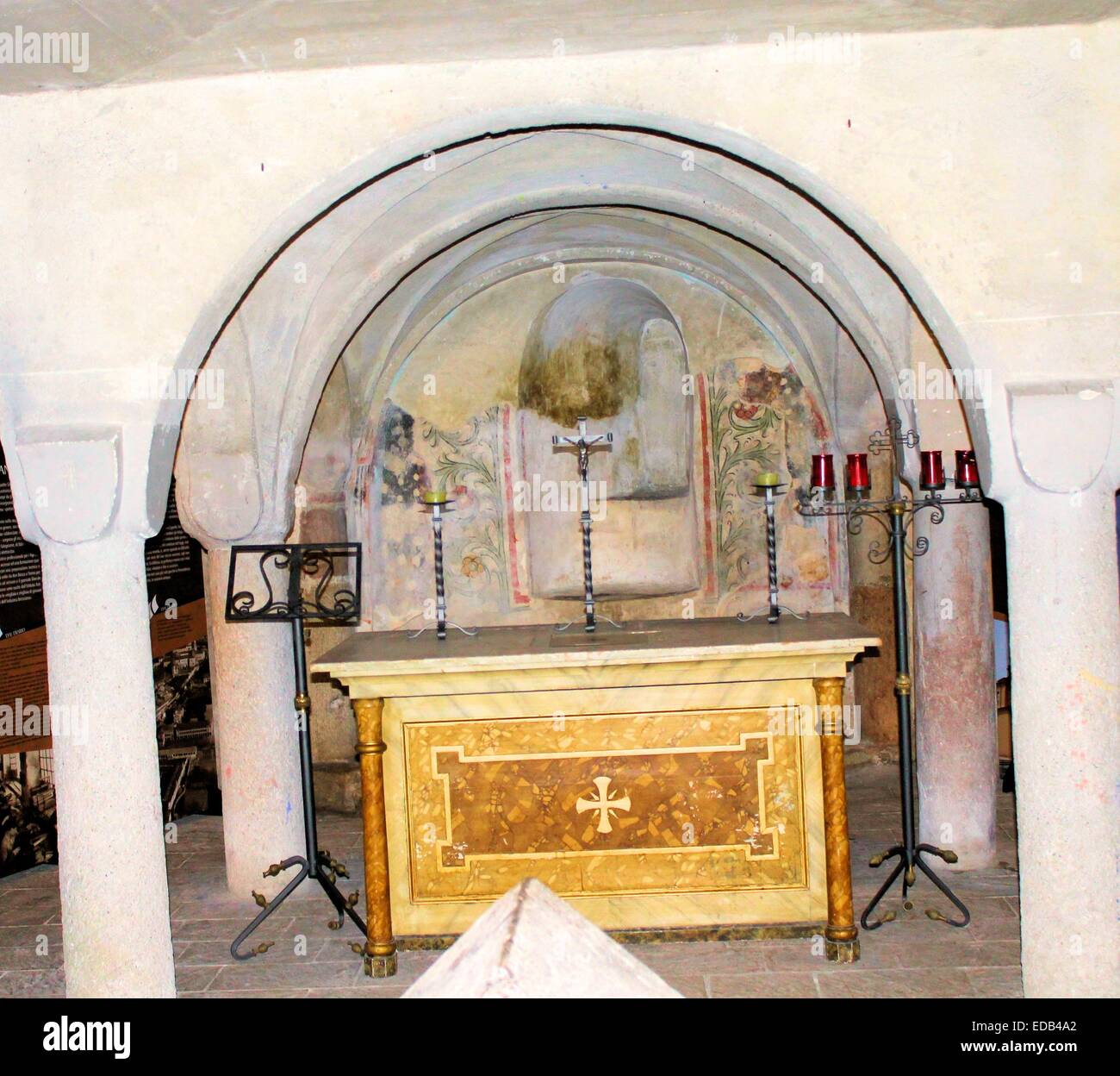Interne alten Krypta mit Grabstein von einer Kirche in Maderno in Italien Stockfoto