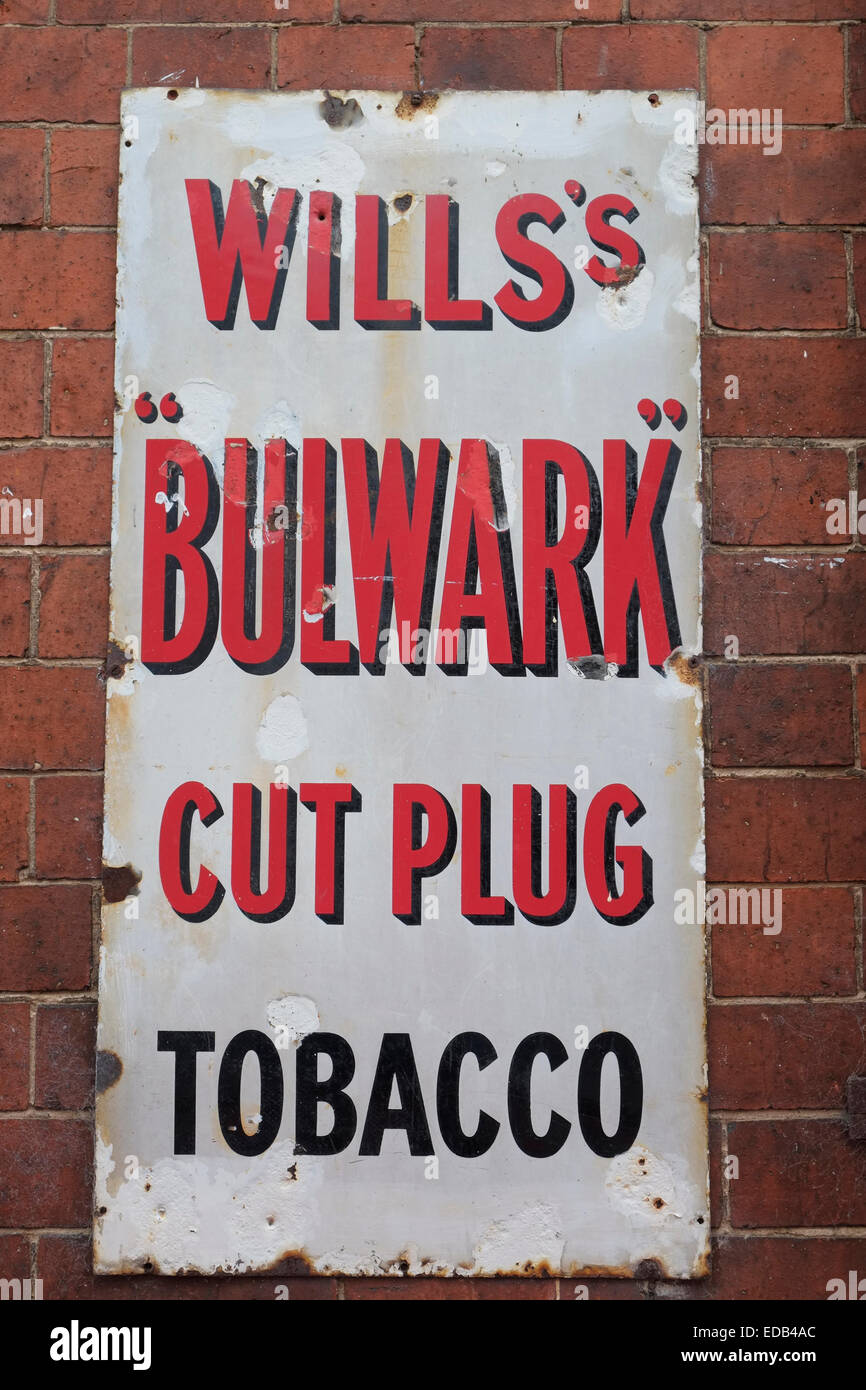 Ein altes Emailleschild Schnitten Werbung Wills Bollwerk stecken Tabak. Llangollen Railway Station, Denbighshire, Wales. Stockfoto