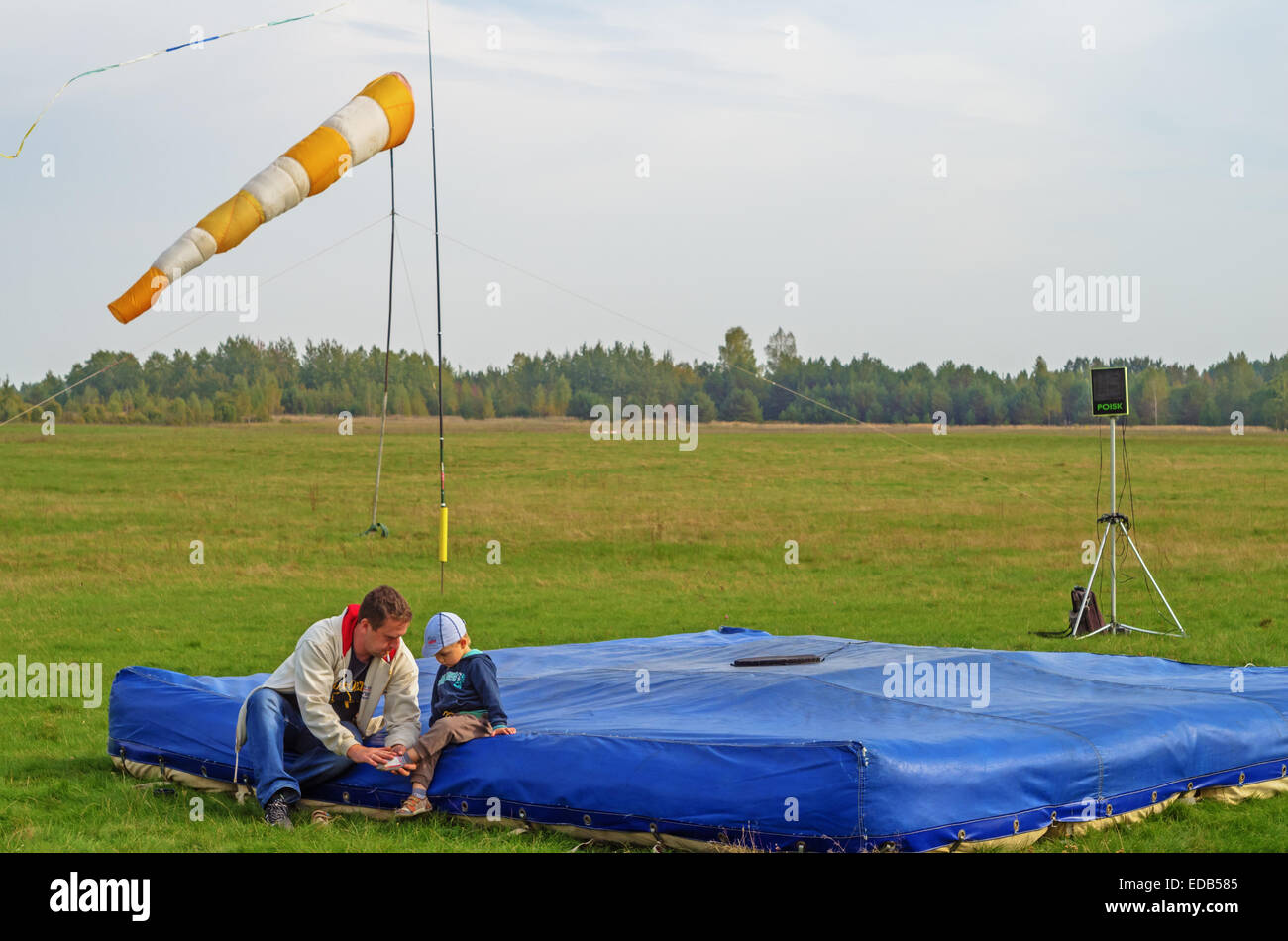 Fallschirmspringer - 2014. Kinder am Flugplatz. Stockfoto