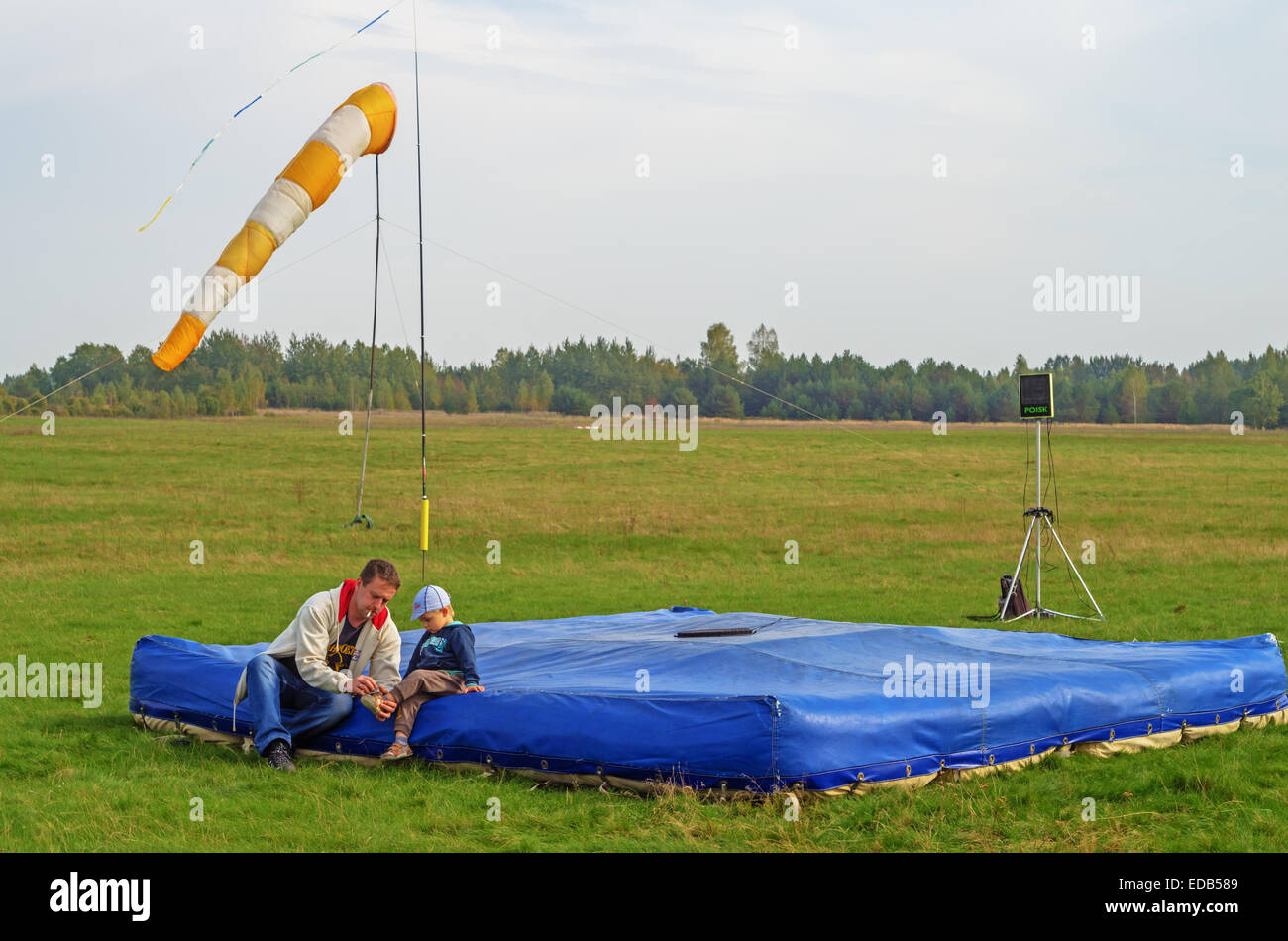 Fallschirmspringer - 2014. Kinder am Flugplatz. Stockfoto