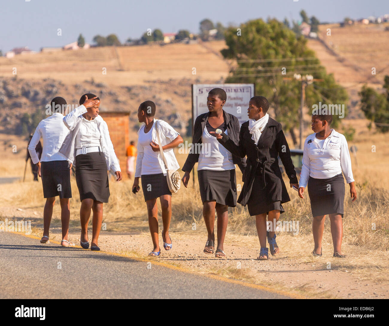 Swasiland, Afrika - Girls-Spaziergang entlang der Straße. Stockfoto