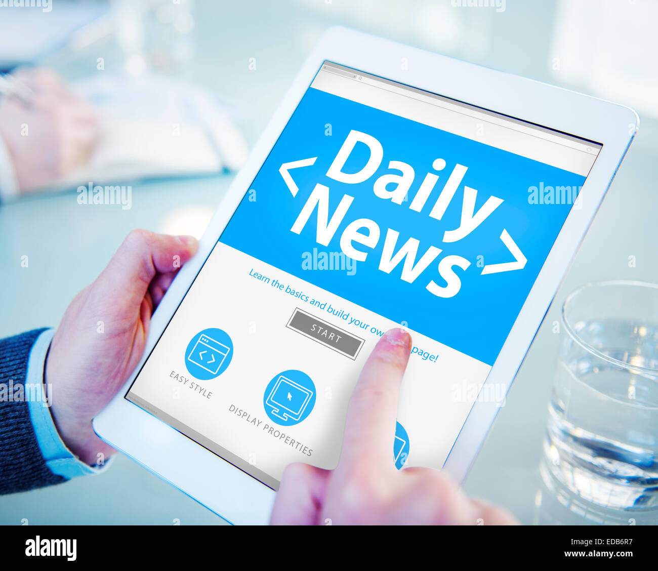 Digitale Online-tägliche News Update Office Konzept arbeiten Stockfoto