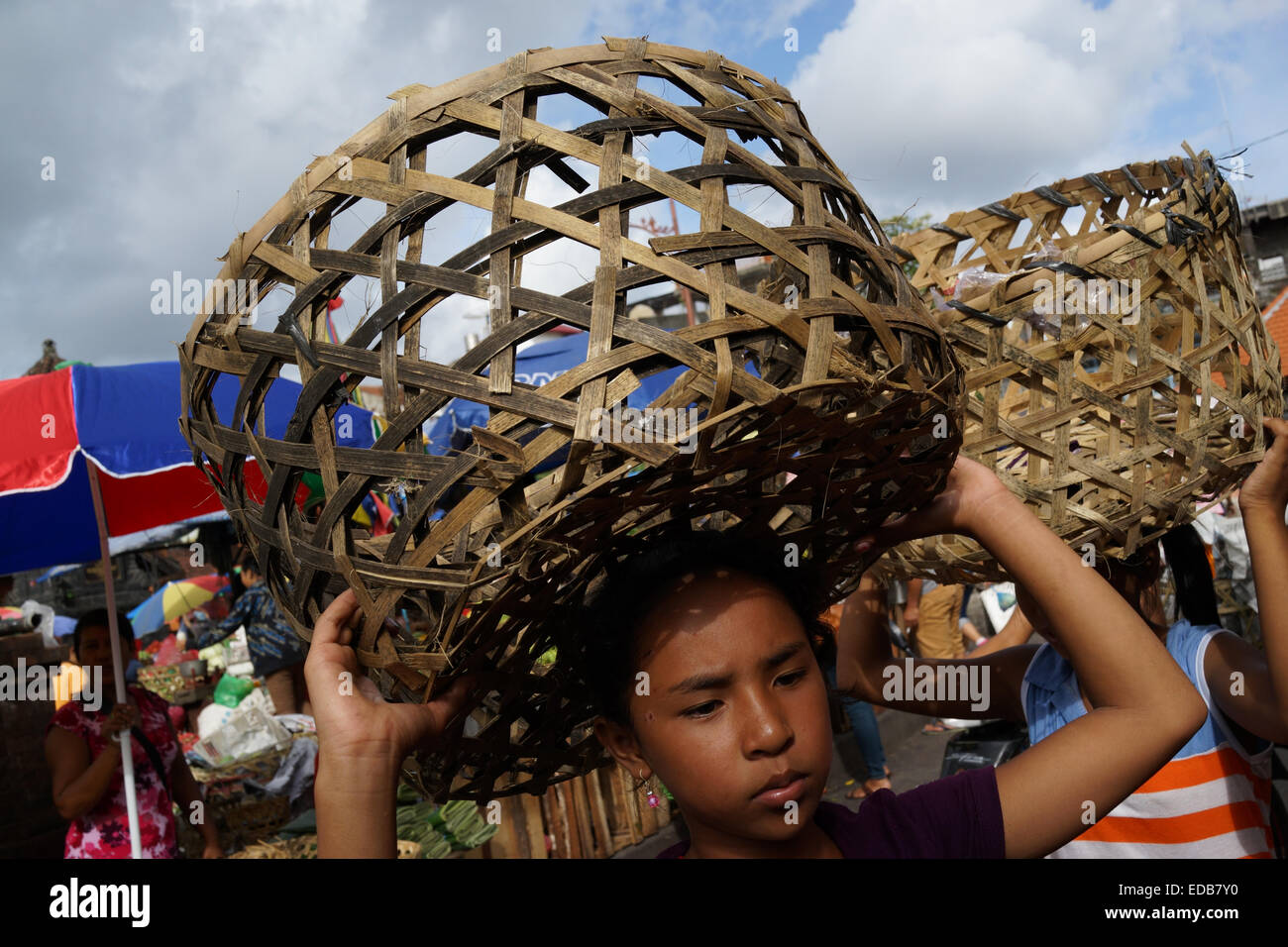 Indonesische weibliche Träger warten auf Kunden an Badung traditionellen Markt in Denpasar, Bali, Indonesien. Stockfoto