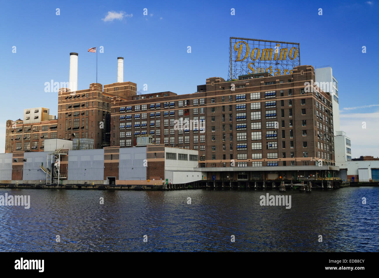 Niedrigen Winkel Ansicht eines industriellen Gebäudes in einer Bucht, Domino Zucker, Baltimore, Maryland Stockfoto