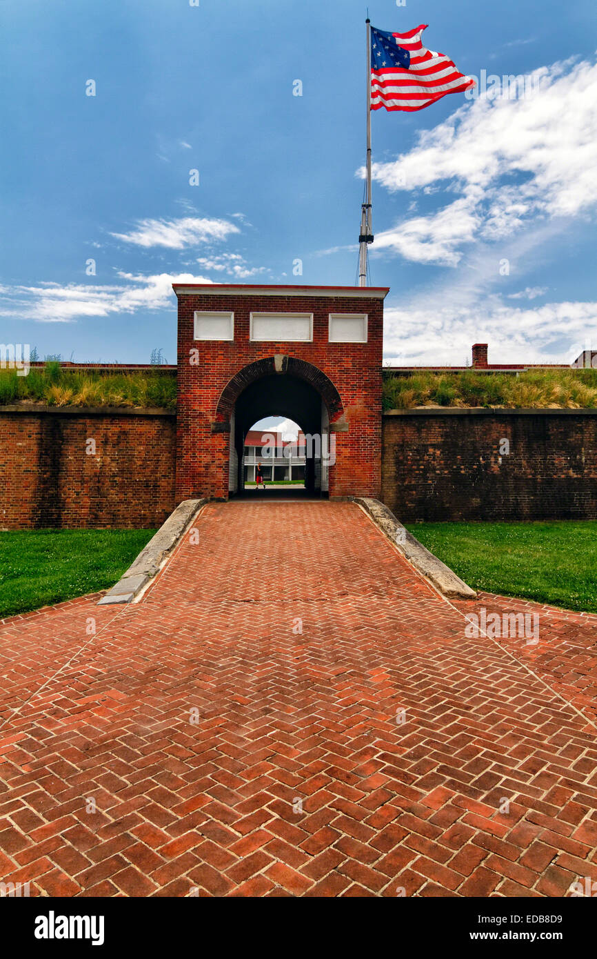 Eingang Blick auf Fort McHenry, mit einer großen amerikanischen Flagge, Baltimore, Maryland Stockfoto