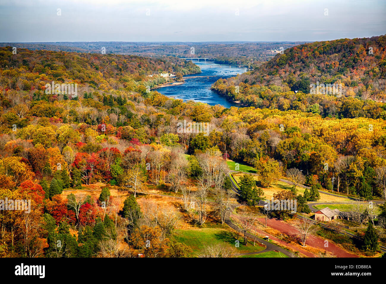 Blick auf den Fluss Delaware während Peak Herbstlaub mit den New Hope-Lambertville Brücken, Bucks County, Pennsylvania Stockfoto