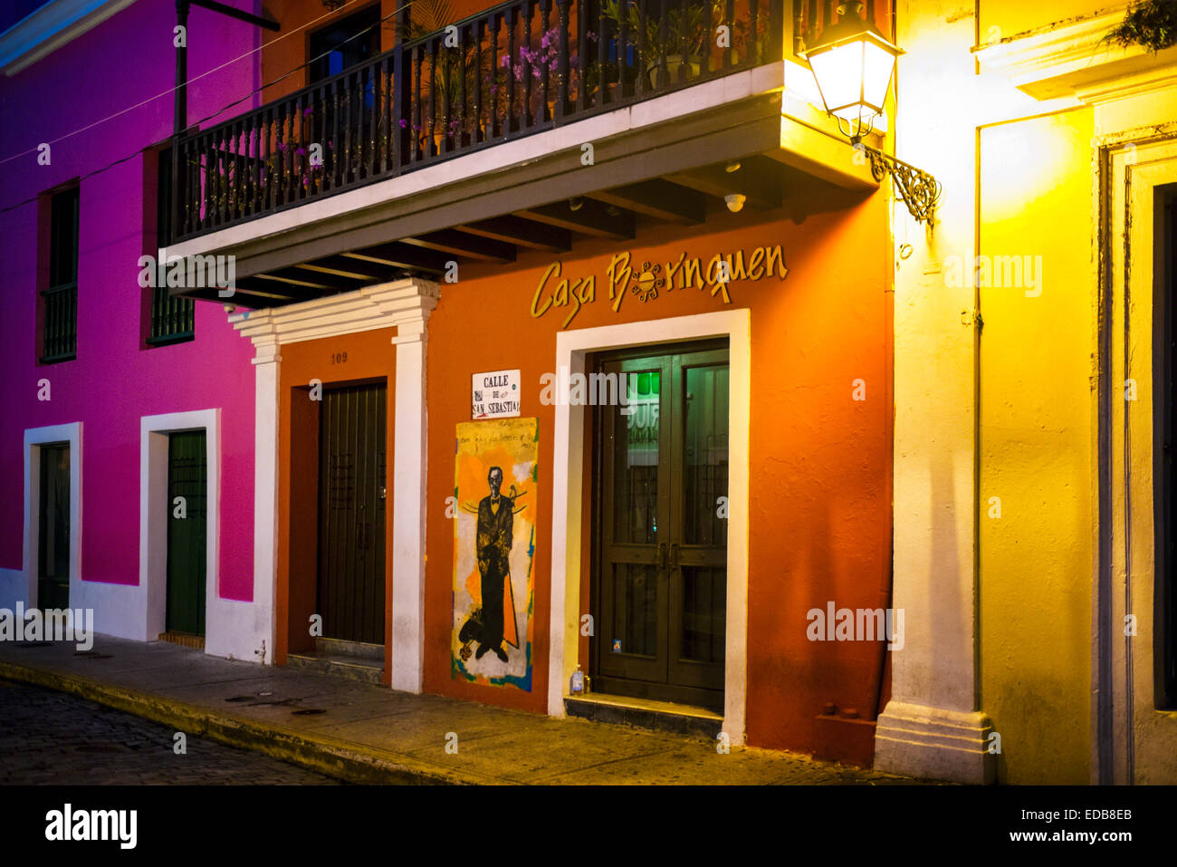 Bunte Häuserfassaden bei Nacht, Altstadt von San Juan, Puerto Rico Stockfoto