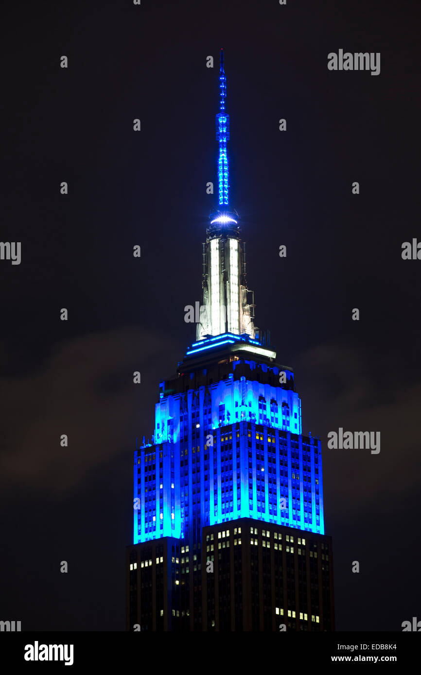 New York, USA. 4. Januar 2015. Das Empire State Building in New York in blau mit einem rotierenden rote Sirene heute Abend leuchtet um gefallene NYPD Offiziere Rafael Ramos & Wenjian Liu zu begrüssen. Bildnachweis: Oliver Dixon/Alamy Live-Nachrichten Stockfoto