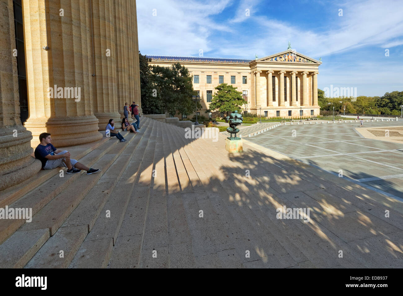 Sitzen auf den felsigen Stufen, Philadelphia Museum of Art, Philadelphia, Pennsylvania Stockfoto