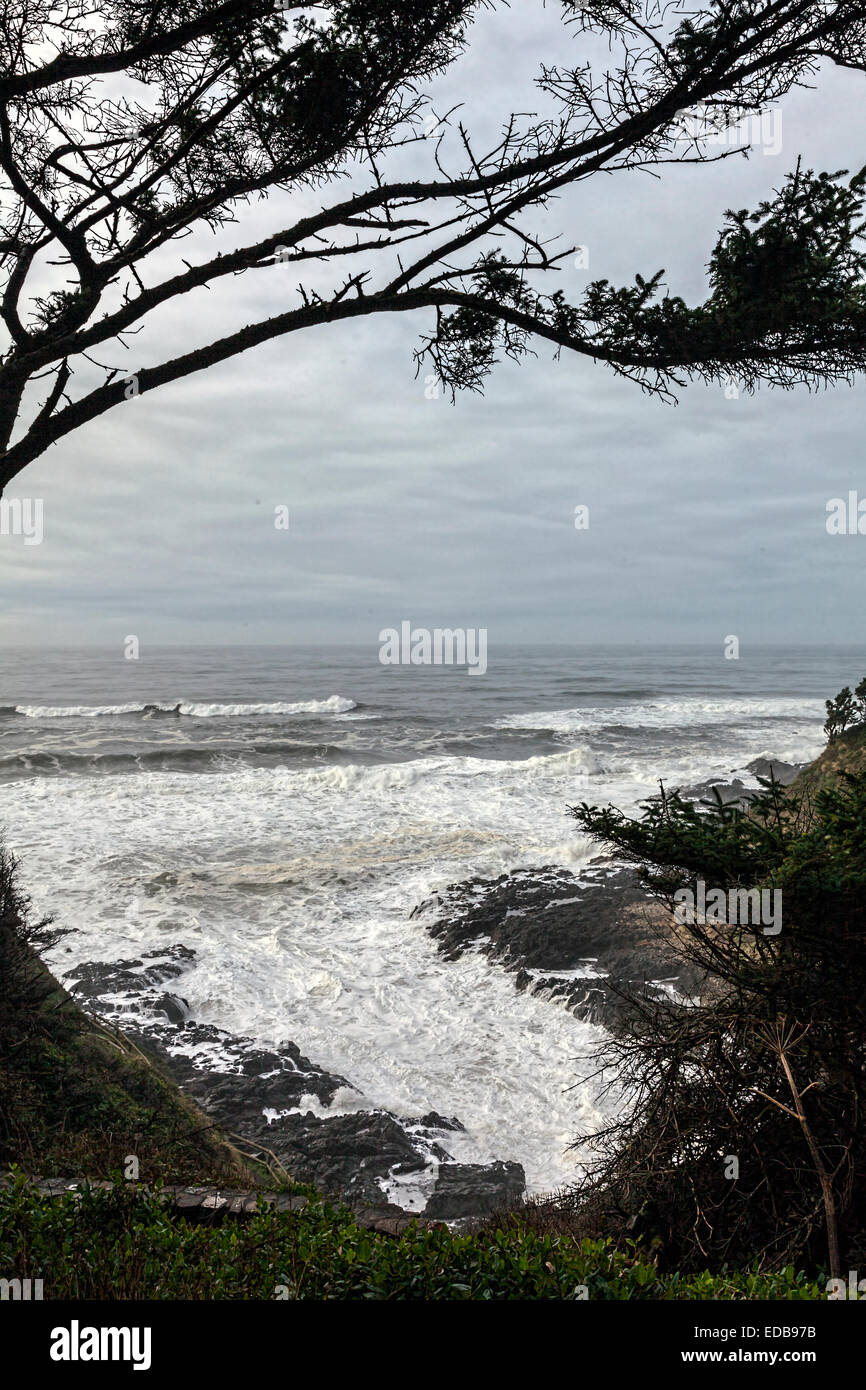 Stürmischer See Pfund in des Teufels Butterfass und Cape Perpetua' Küste südlich von Ruhestand entlang der malerischen Oregon Coast Highway. Stockfoto