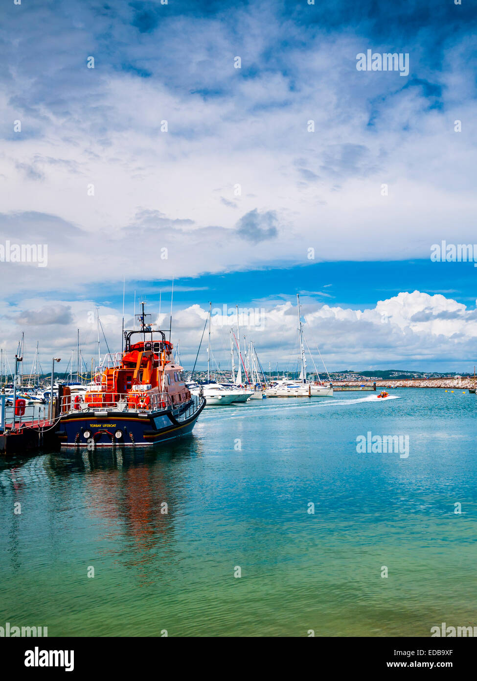 RNLI lifeboat günstig außerhalb Torbay Rettungsboot Station, Brixham. Eine kleine RNLI Rigid Inflatable Boat Geschwindigkeiten auf das Meer. Stockfoto