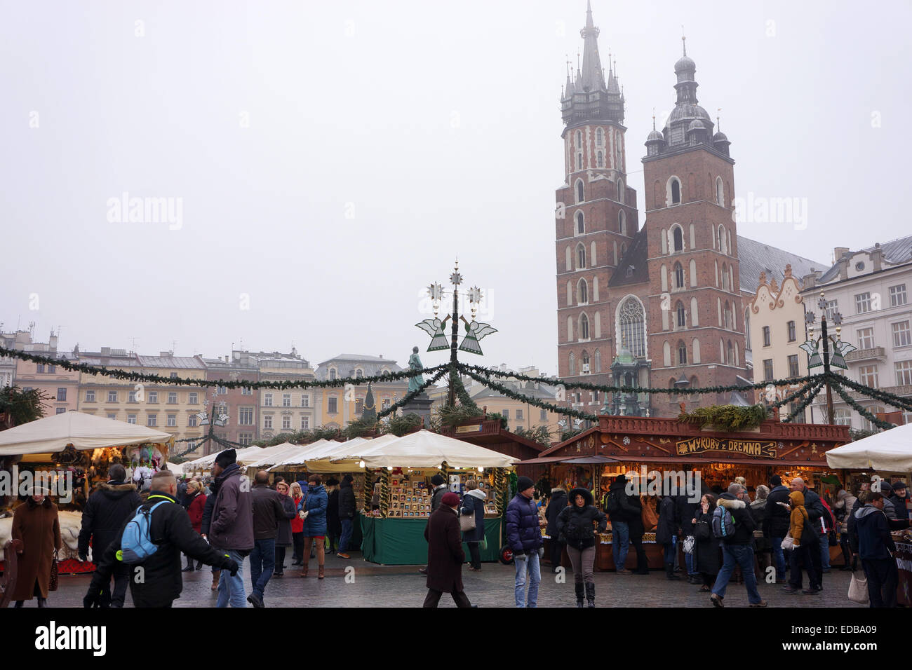 Weihnachtsmarkt und Basilika St. Marie, Marktplatz, Krakau, Polen Stockfoto