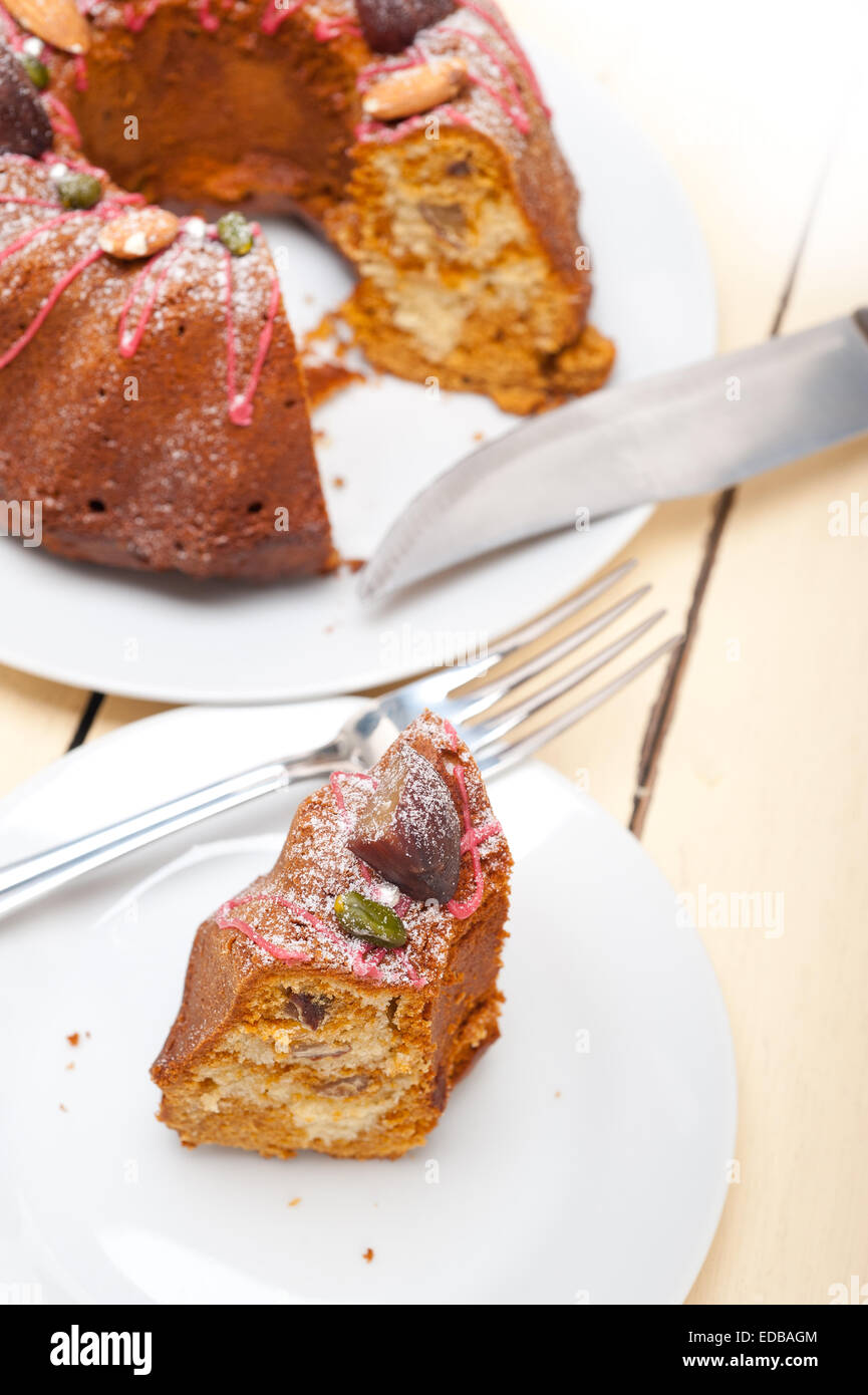 frische Kastanien-Kuchen-Brot-Nachtisch mit Mandeln und Pistazien an ...