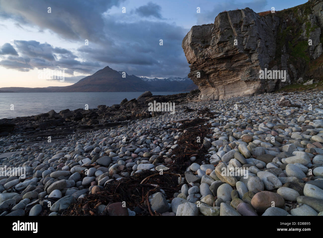 Ein Blick über Loch Scavaig in Richtung der Cuilin Hügel von Elgol, Isle Of Skye, Schottland Stockfoto