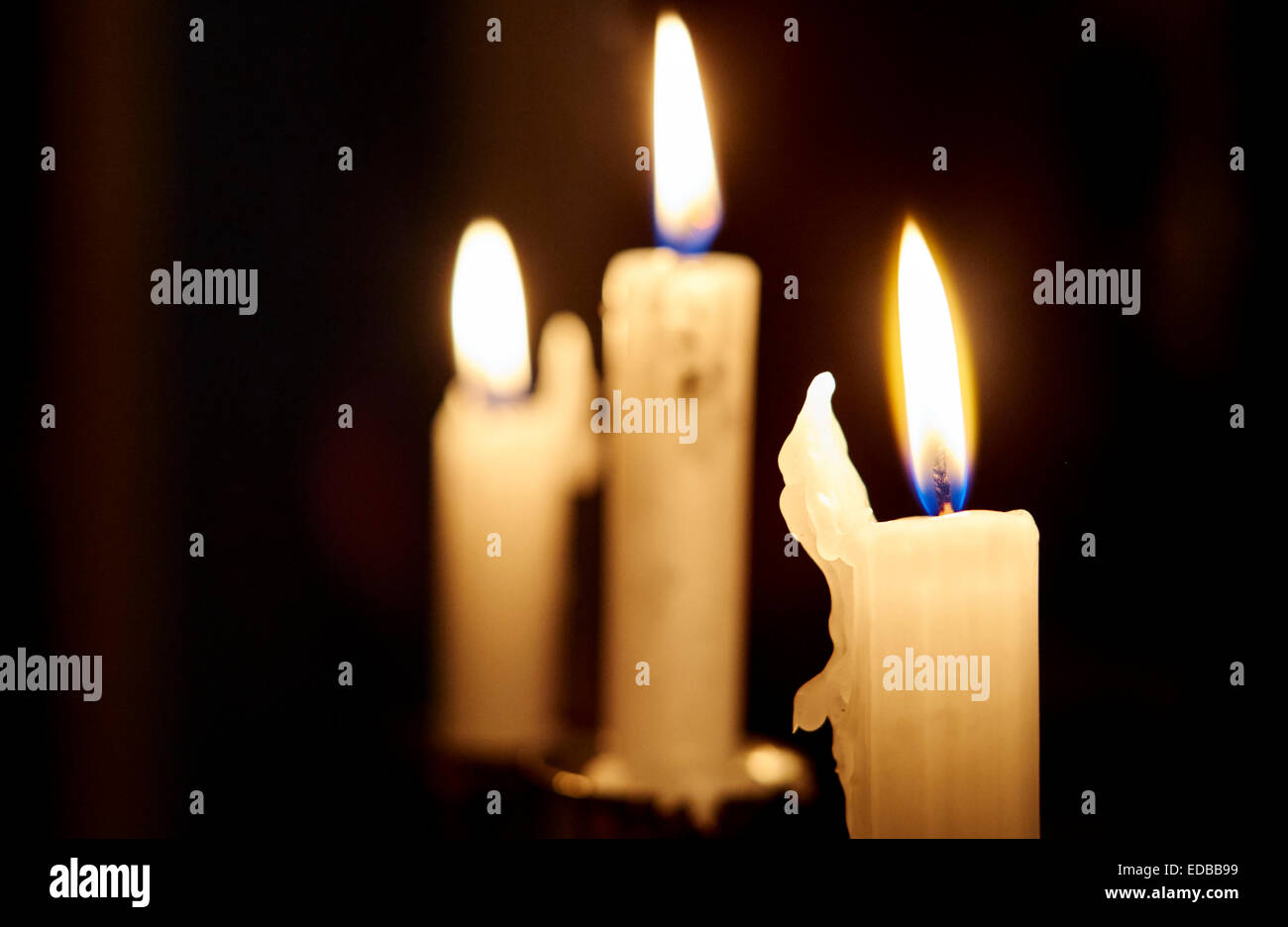 Flamme der brennende Kerze bei Nacht Stockfoto
