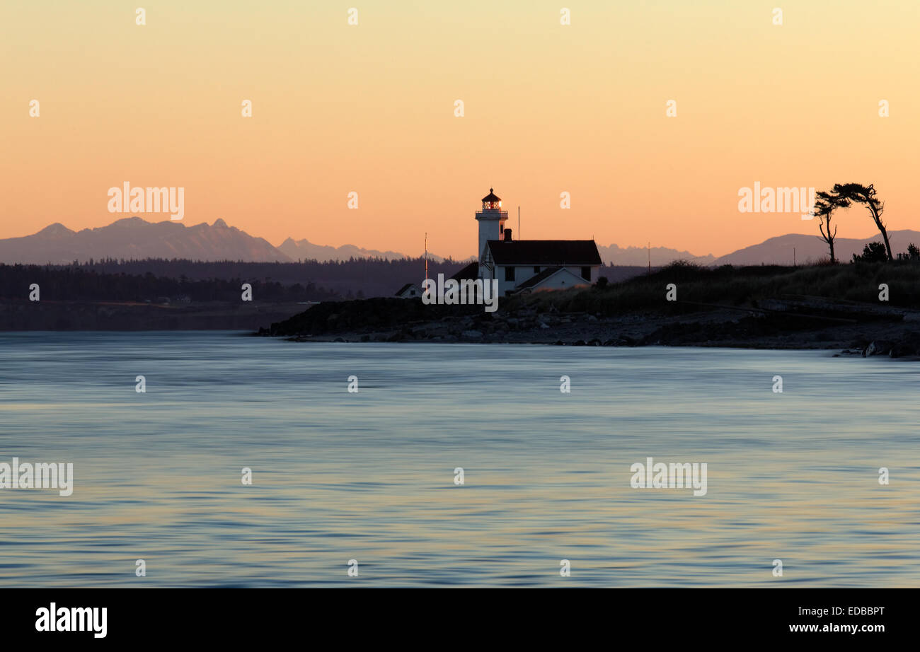 Zeigen Sie Wilson Lighthouse bei Sonnenaufgang, Fort Warden State Park, Port Townsend, Jefferson County, Washington, USA Stockfoto