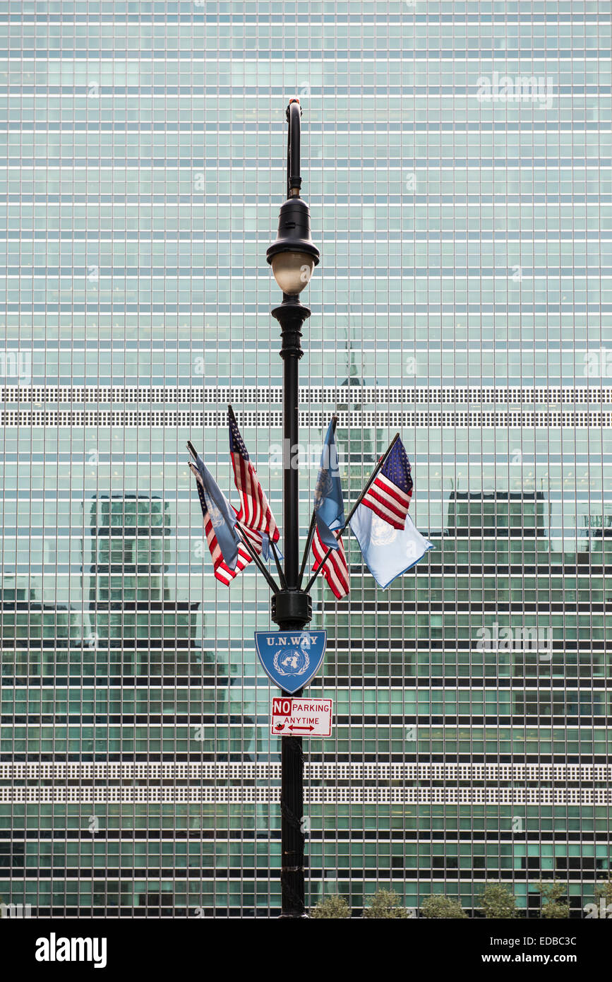 Fahnen vor dem UN-Gebäude, Manhattan, New York, Vereinigte Staaten von Amerika Stockfoto