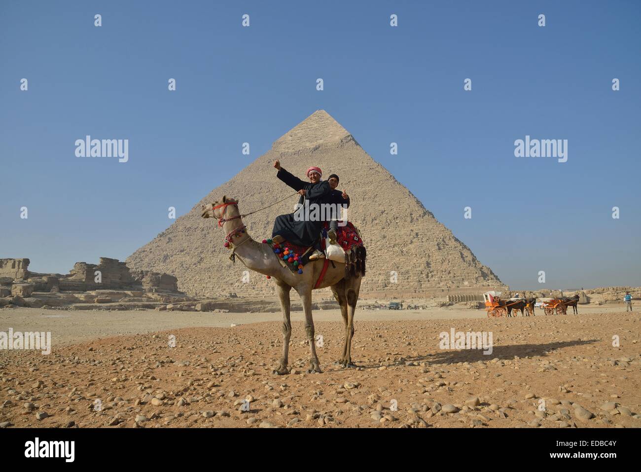 Kamelbesitzer auf einem Kamel vor der Pyramide des Chephren in Gizeh, Ägypten Stockfoto