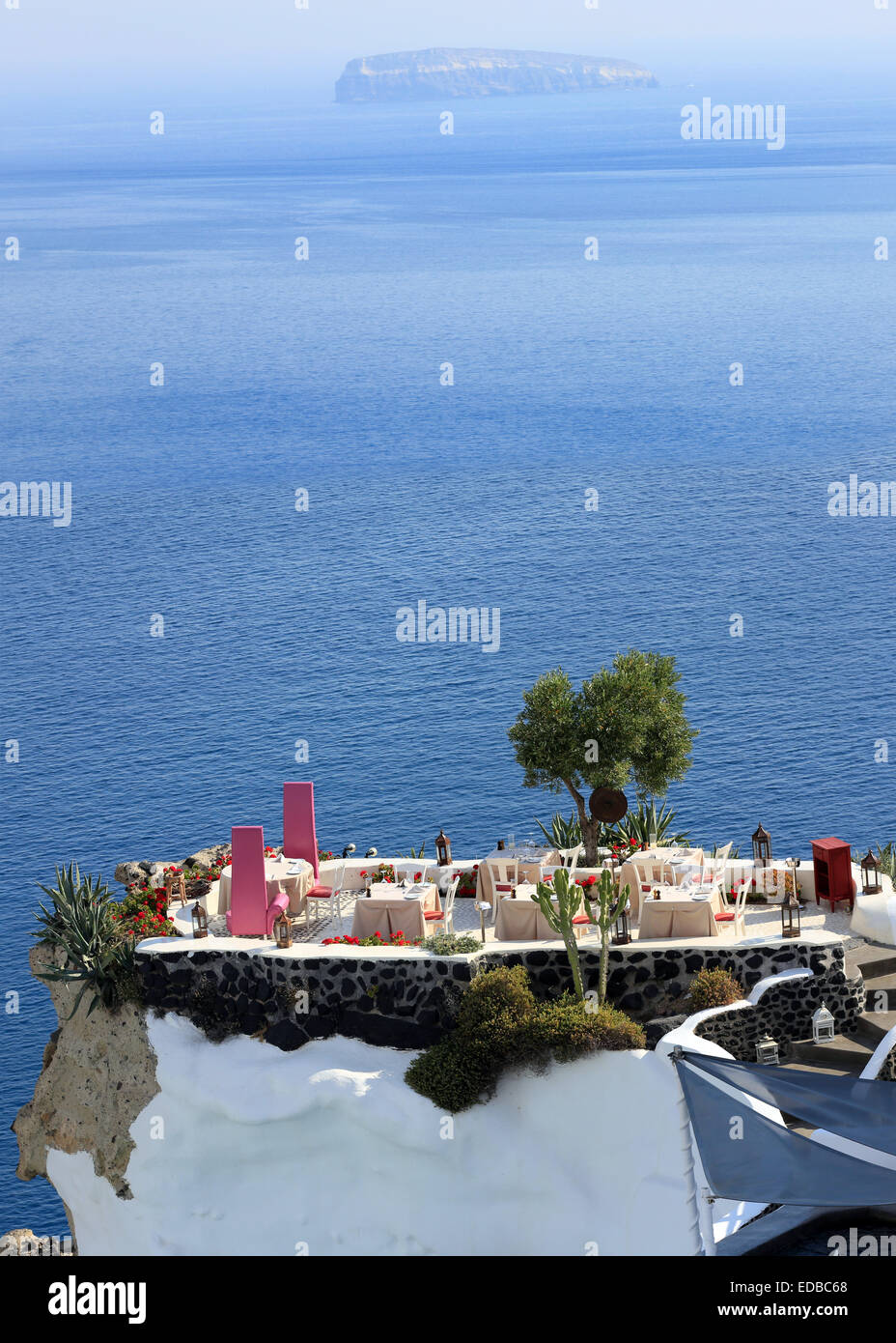 Restaurant-Terrasse auf den Klippen, Meerblick, Oia, Santorini, Cyclades, Ägäis, Griechenland Stockfoto