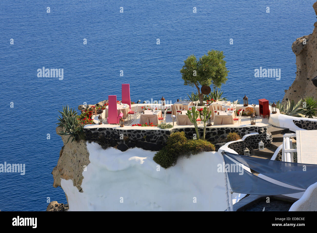 Restaurant-Terrasse auf den Klippen, Meerblick, Oia, Santorini, Cyclades, Ägäis, Griechenland Stockfoto