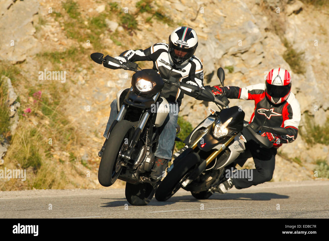 Motorräder, Ducati Hypermotard 796, Aprilia Dorsoduro, fahren Stockfoto