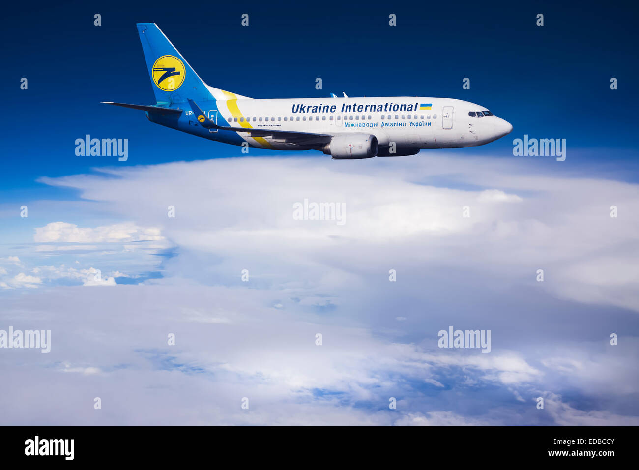 Ukraine International Airlines, Boeing 737-500 im Flug Stockfoto