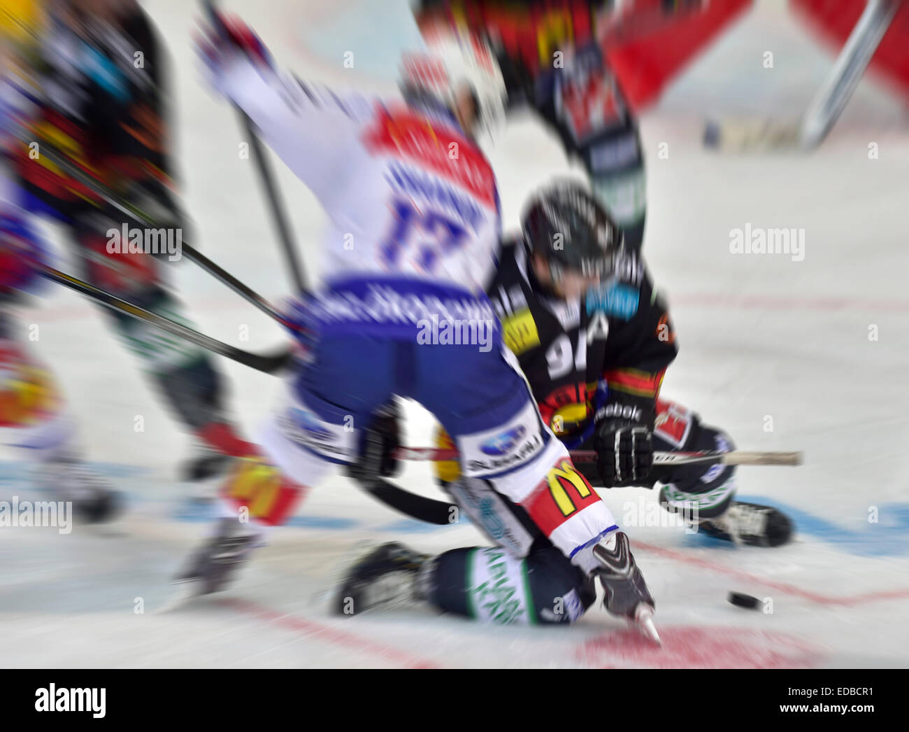 Zwei aufeinander im Spiel, Bewegungsunschärfe, Eishockey Zoom platzen, Bern, Schweiz Stockfoto