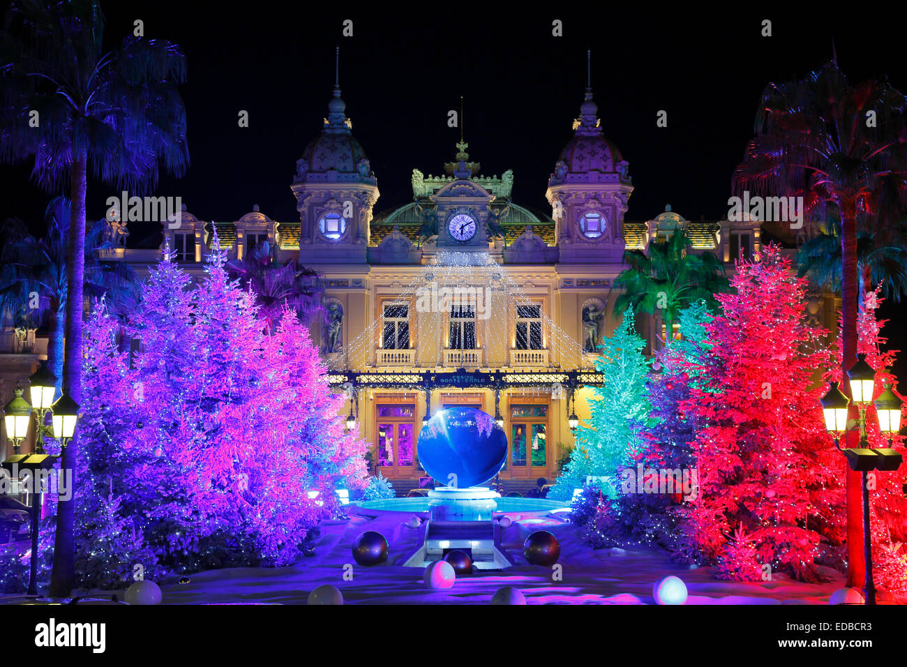Quadrat der Monte-Carlo Casino in der Weihnachtszeit mit beleuchteten Weihnachten Bäume, Monte-Carlo, Fürstentum Monaco Stockfoto