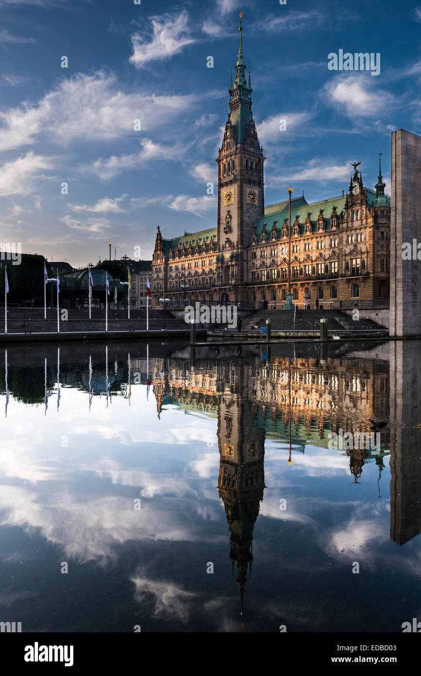 Hamburger Rathaus mit Reflexion, Hamburg, Deutschland Stockfoto