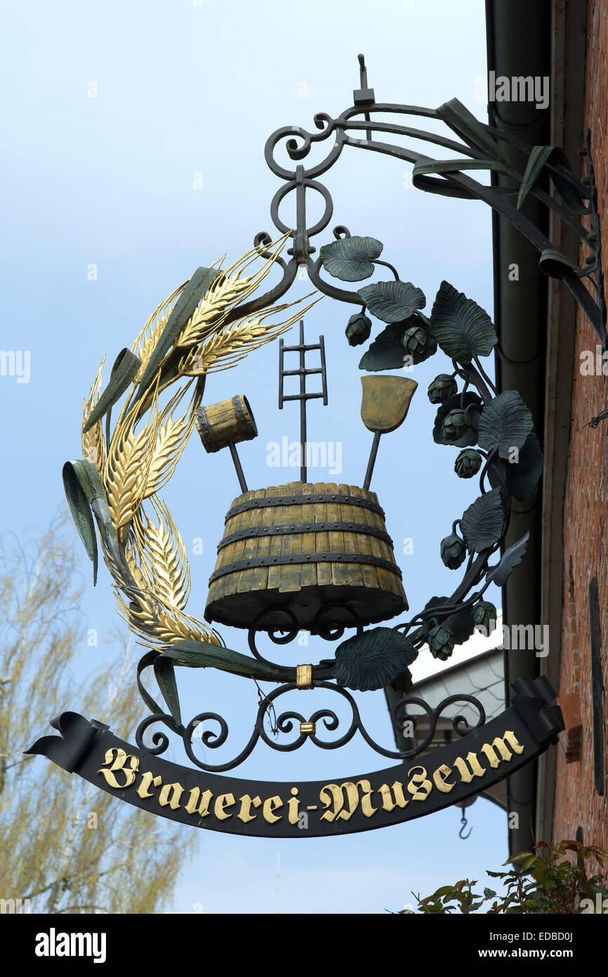 Handgefertigt, hängende Zeichen das Brauereimuseum, friesischen Brauhaus Jever, Friesland, Niedersachsen, Deutschland Stockfoto