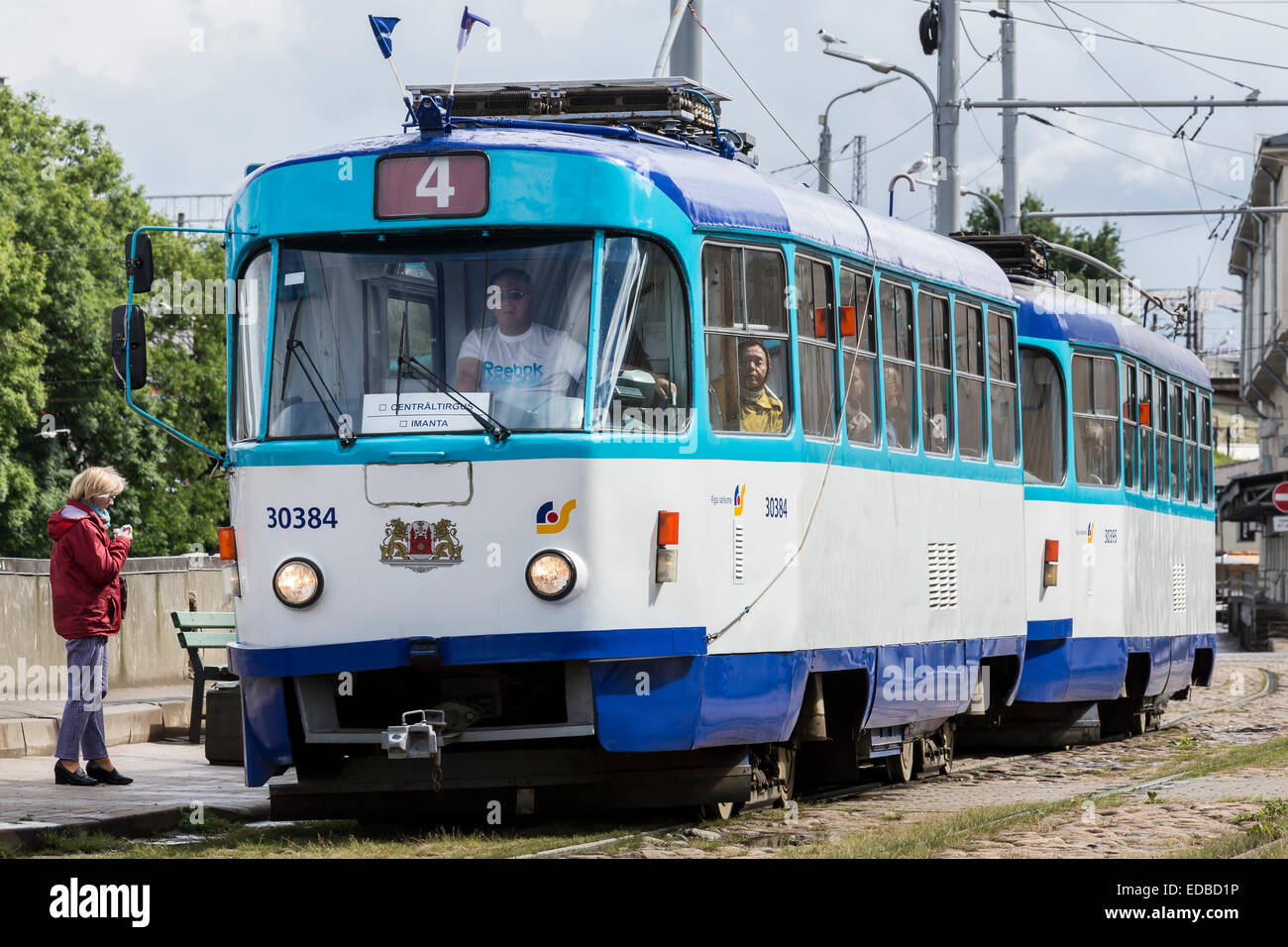 Straßenbahn an einer Haltestelle, Riga, Lettland Stockfoto