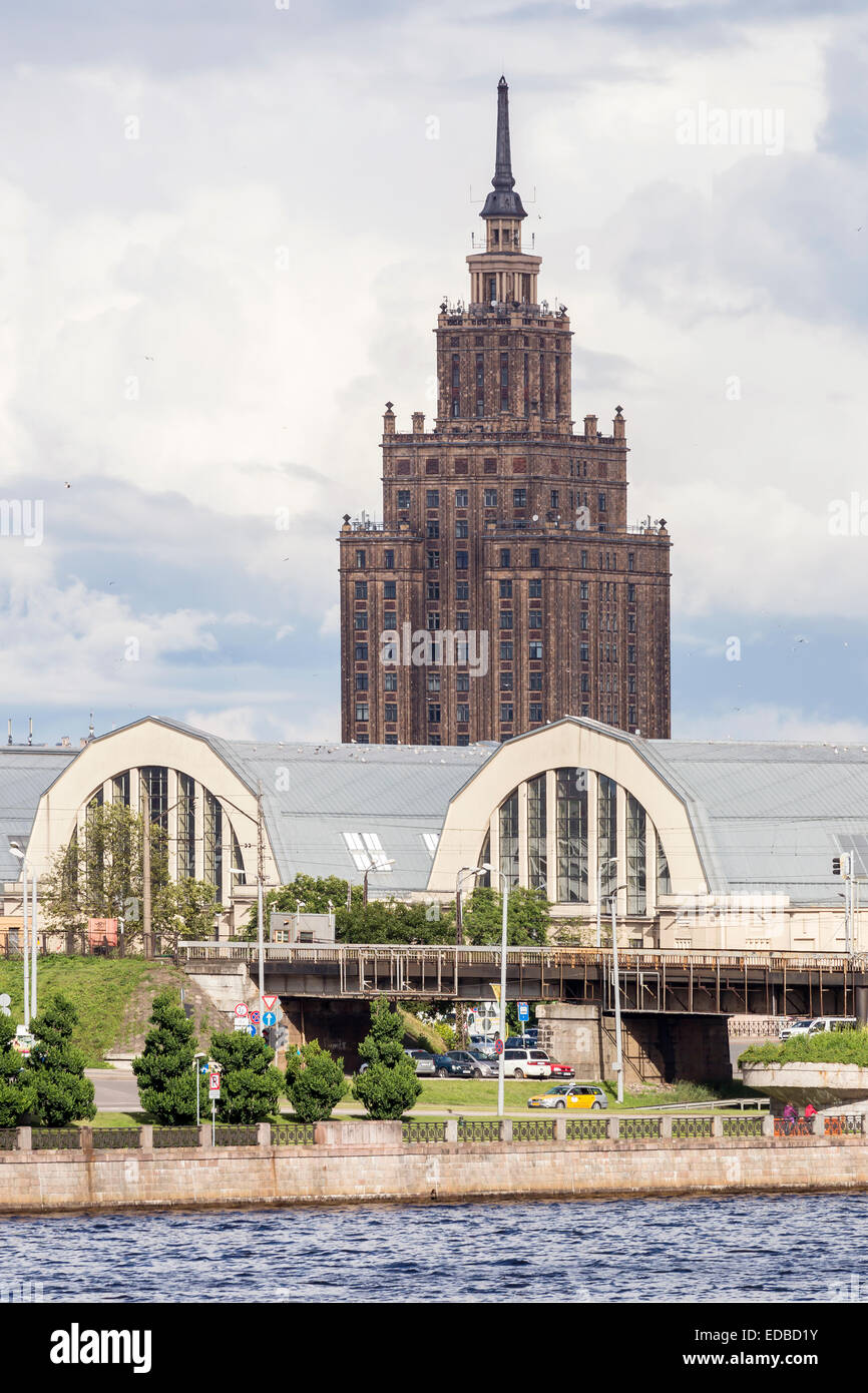 Markthallen, Zentralmarkt, mit das Hochhaus der lettischen Akademie der Wissenschaften auf dem Fluss Daugava oder Western Stockfoto