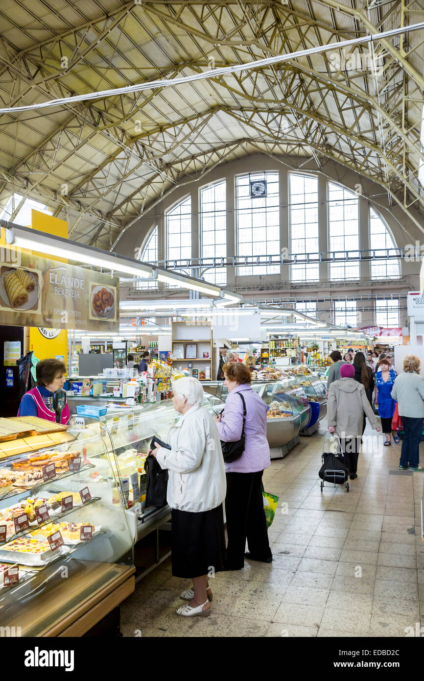 Steht in der Market Hall, Rigaer Zentralmarkt, Riga, Lettland Stockfoto