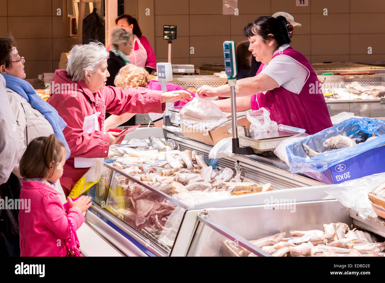 Fischgeschäft Stall in den Markt Hall, Zentralmarkt Riga, Riga, Lettland Stockfoto