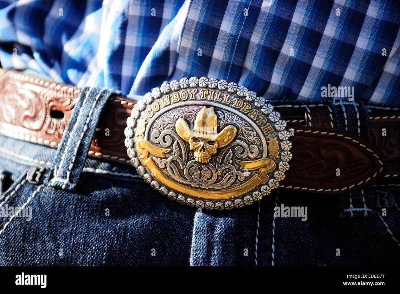 Cowboy Gürtelschnalle mit der Aufschrift "Cowboy bis in den Tod", Provinz Saskatchewan, Kanada Stockfoto