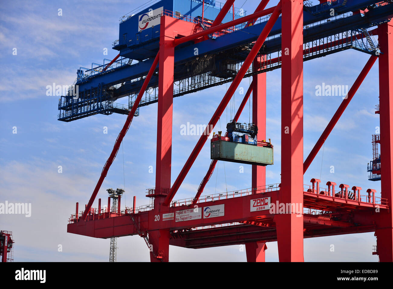 Portalkran, Kai, Wilhelm Kaisen-Terminal, Container Terminal Bremerhaven, Bremerhaven, Bremen, Deutschland Stockfoto