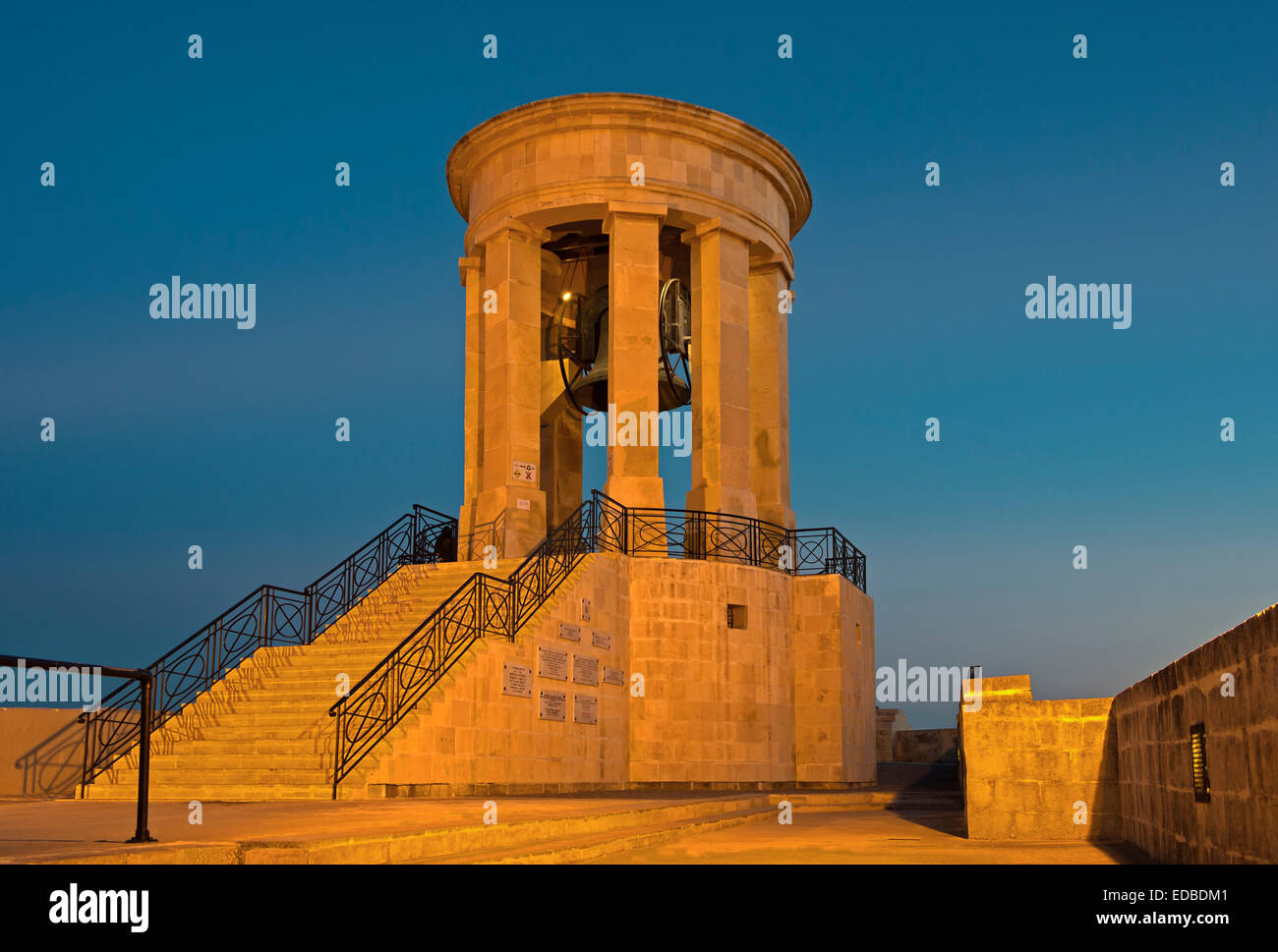 Siege Bell Memorial, in der Nacht, Valletta, Malta Stockfoto