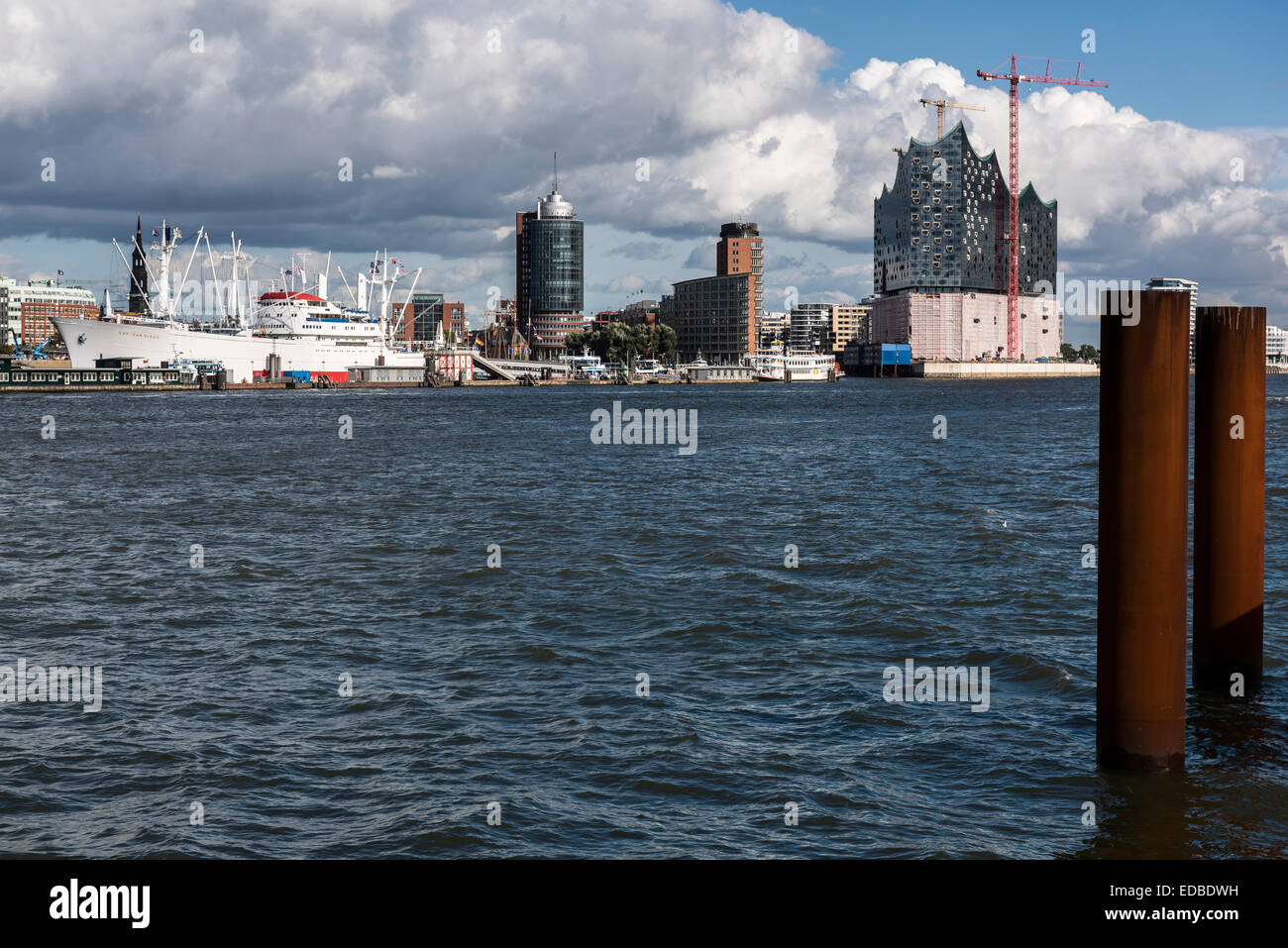 Elbphilharmonie mit Schiff Cap San Diego und Hanseatic Trade Center, Hamburg, Deutschland Stockfoto