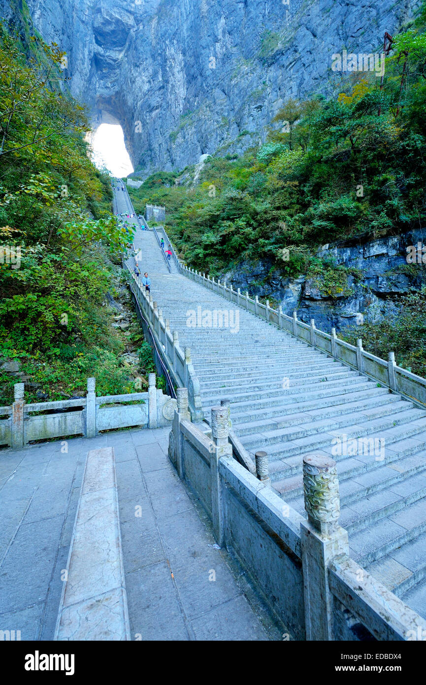 Steile Treppe mit 900 Stufen zu Heaven's Gate, Tianmen Höhle, der weltweit größten natürlichen Wasser erodiert Höhle Stockfoto