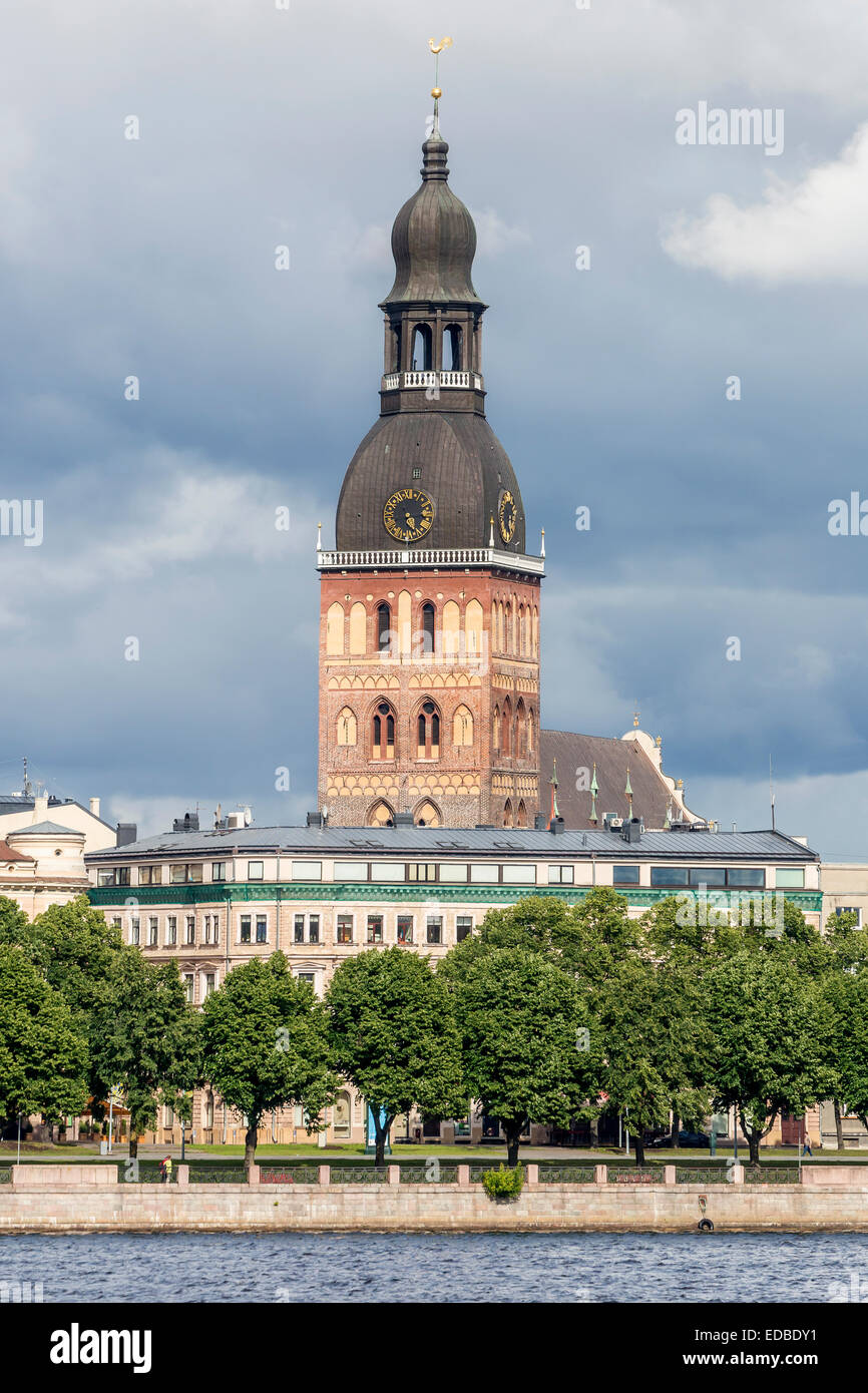 Historische Innenstadt mit den Ufern des Flusses Daugava oder westliche Dwina, mit Dom zu Riga, Riga, Lettland Stockfoto