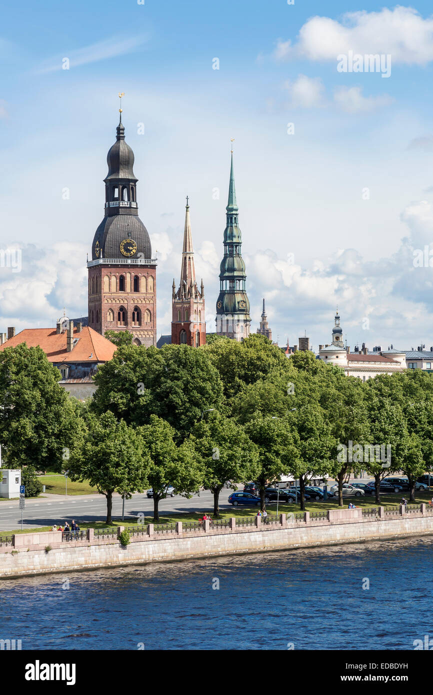 Historische Innenstadt mit den Ufern des Flusses Daugava oder westliche Dwina, Dom zu Riga und St.-Petri Kirche, Riga, Lettland Stockfoto