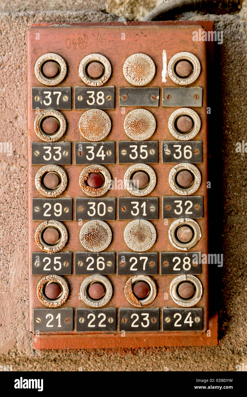 Bell-Tasten auf einem Wohngebäude, Tallinn, Estland Stockfoto