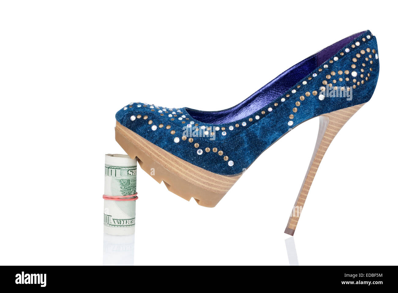 Schuhe für Damen stehen auf das Geld, isoliert auf weißem Hintergrund Stockfoto